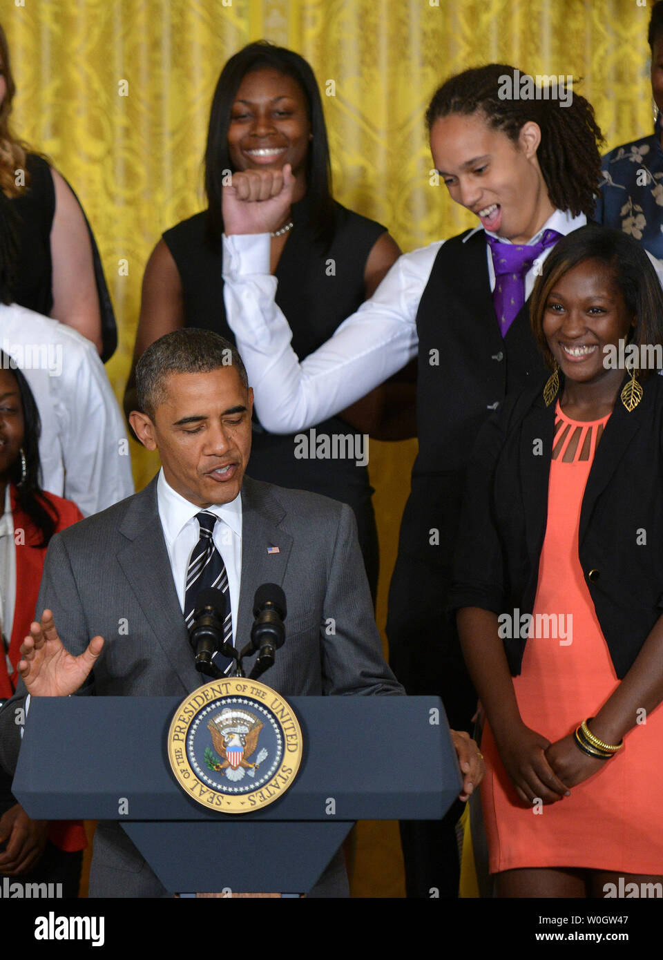 Brittney Griner Faust Pumpen als Präsident Barack Obama über ihre Bemühungen, die als Teil des 2012 NCAA Basketball Champion WomenÕs Baylor Bears während einer Zeremonie zu Ehren des Team im Osten Zimmer im Weißen Haus am 18. Juli 2012 spricht. UPI/Kevin Dietsch Stockfoto
