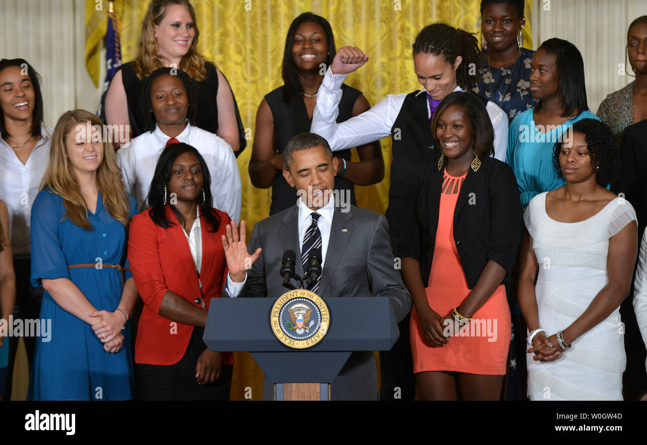 Brittney Griner Faust Pumpen als Präsident Barack Obama über ihre Bemühungen, die als Teil des 2012 NCAA Basketball Champion WomenÕs Baylor Bears während einer Zeremonie zu Ehren des Team im Osten Zimmer im Weißen Haus am 18. Juli 2012 spricht. UPI/Kevin Dietsch Stockfoto