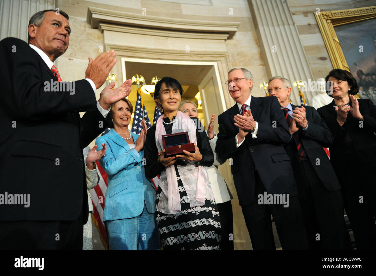 Die burmesische Aktivistin Daw Aung San Suu Kyi, die Vorsitzende der Nationalen Liga für Demokratie, erhält eine Congressional Gold Medal für Ihre aktivistischer Arbeit während einer Zeremonie auf dem Capitol Hill in Washington, D.C. am 19. September 2012. Fügen Sie auf der Bühne war, von Links nach Rechts, Sprecher des Repräsentantenhauses John Boehner (R-OH), Haus Minderheit Leader Nancy Pelosi (D-CA), die amerikanische Außenministerin Hillary Clinton, dem Senat Minderheit Führer Mitch McConnell (R - KY), Mehrheitsführer im Senat, Harry Reid (D-NV) und Senator Dianne Feinstein (D-CA). UPI/Kevin Dietsch Stockfoto