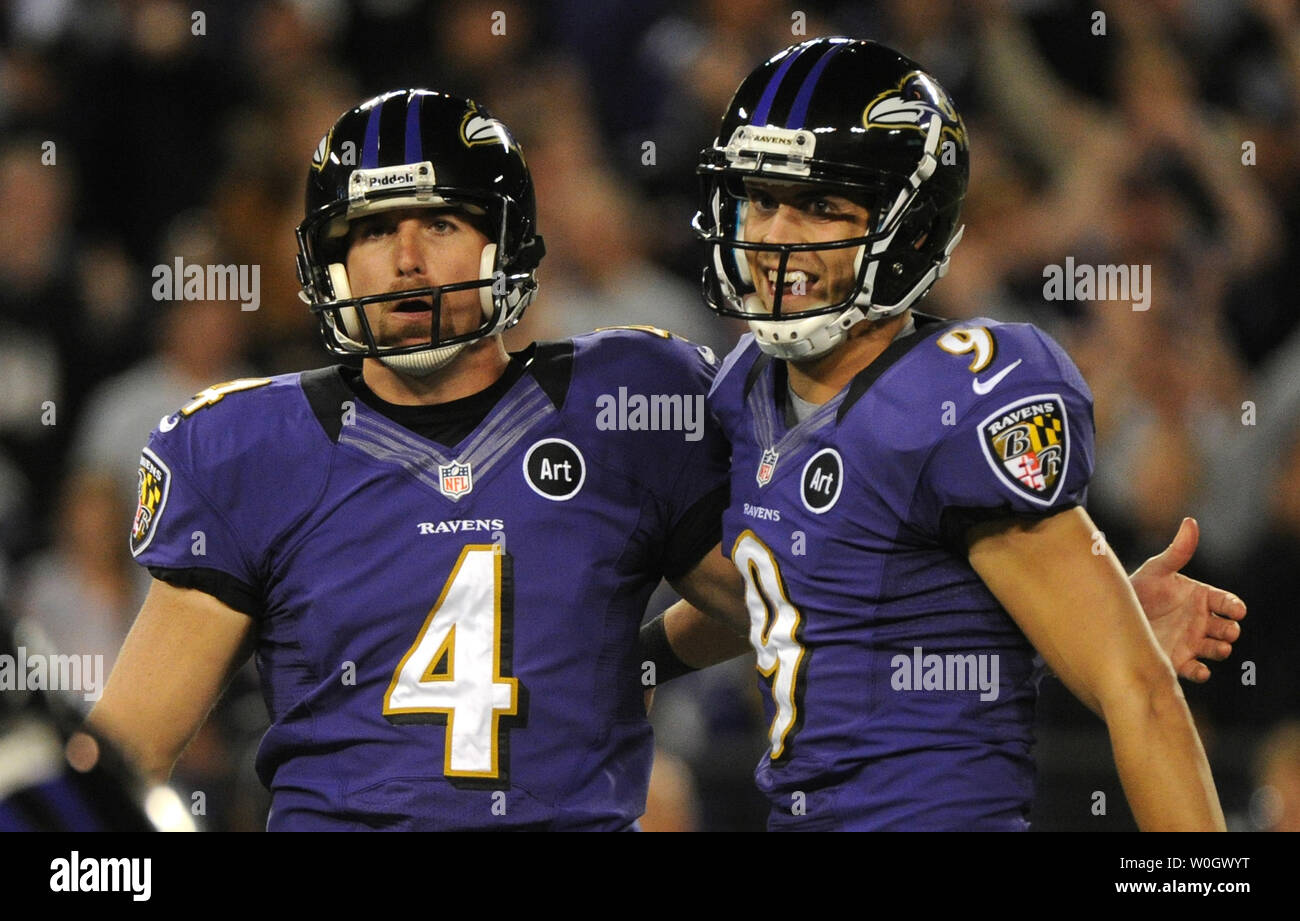 Baltimore Ravens Kicker kicker Justin Tucker (9) und Halter Sam Koch Umarmung nach dem Bolzen gewinnender 27-Yard-Field Goal gegen die New England Patriots bei M&T Bank Stadium in Baltimore, Maryland am 23. September 2012. Die Ravens besiegten die Patrioten 31-30. UPI/Kevin Dietsch Stockfoto