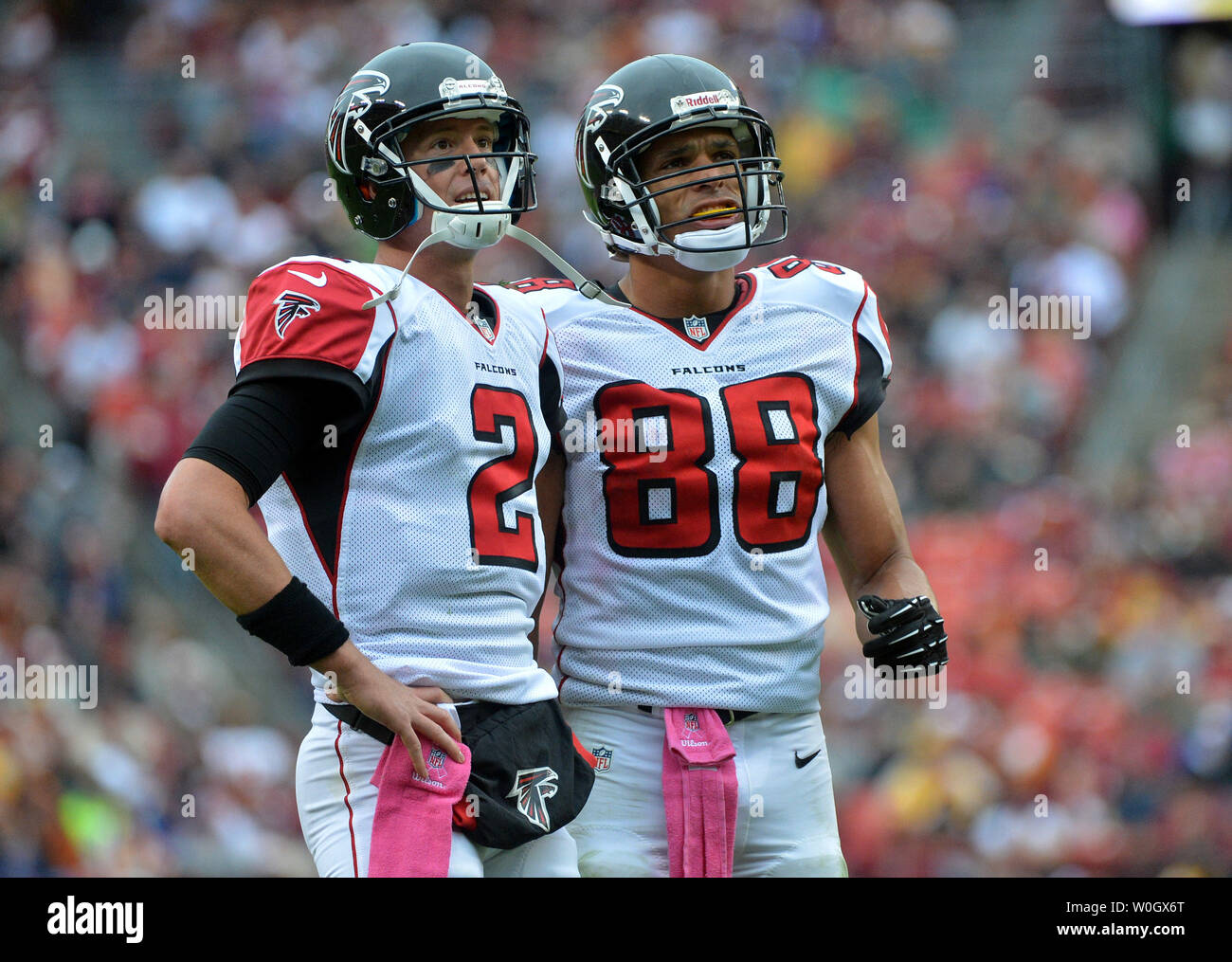 Atlanta Falcons quarterback Matt Ryan und Tony Gonzalez ein Replay sehen Im zweiten Quartal gegen die Washington Redskins an FedEx Field in Landover, Maryland am 7. Oktober 2012. UPI/Kevin Dietsch Stockfoto