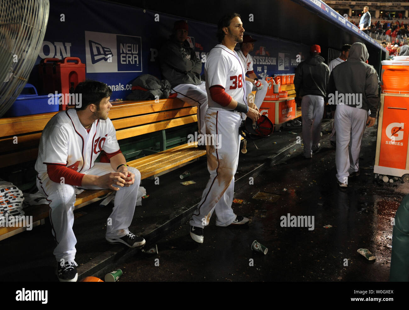 Washington Nationals Bryce Harper (L) und Michael Morse (38) sind die letzten der Einbaum nach dem verlieren Spiel fünf des NLDS zu St. Louis Cardinals an den Angehörigen Park in Washington, DC am 12. Oktober 2012 zu verlassen. Die Kardinäle in die National League Championship Series. UPI/Pat Benic Stockfoto