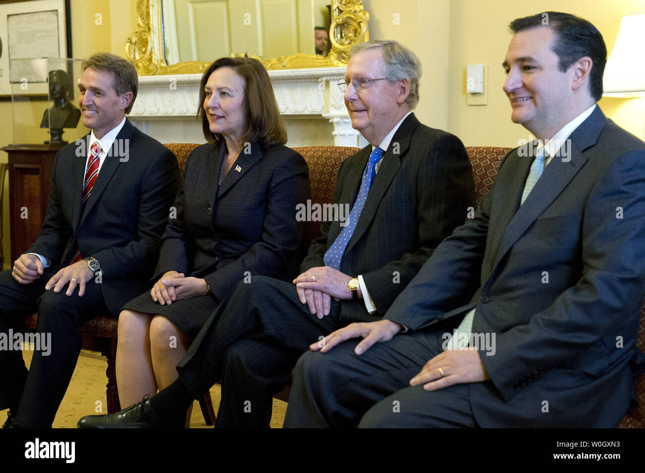 Senat Minderheit Führer Mitch McConnell (R-KY) (2nd-R) trifft sich mit neu gewählten Senatoren, Jeff Flake (R-AZ) (L), Deb Fischer (R-NE) (2nd-L) und Ted Cruz (R-TX) auf dem Capitol Hill in Washington am 13. November 2012. UPI/Kevin Dietsch Stockfoto