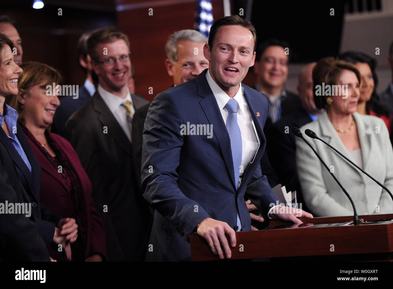 Neu gewählten Rep. Patrick Murphy (D-FL) neben neuen demokratischen Mitglieder des Bundestages während einer Pressekonferenz auf dem Capitol Hill in Washington am 13. November 2012 spricht. UPI/Kevin Dietsch Stockfoto