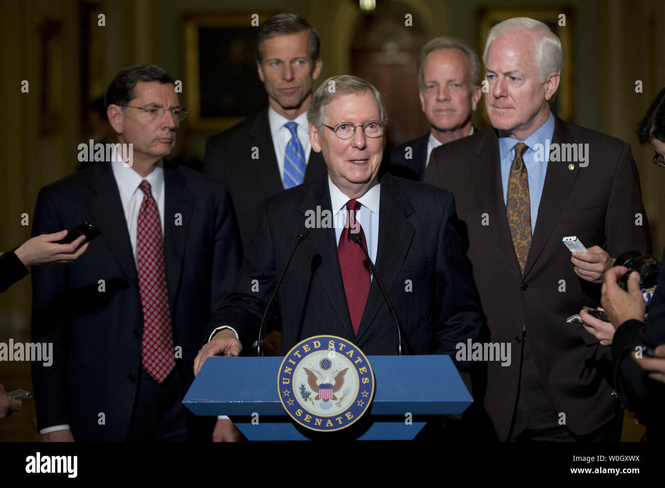 Senat Minderheit Führer Mitch McConnell (R-KY) und andere Mitglieder der republikanischen Führung, sprich der Presse nach ihrem Treffen auf dem Capitol Hill in Washington am 14. November 2012. UPI/Kevin Dietsch Stockfoto