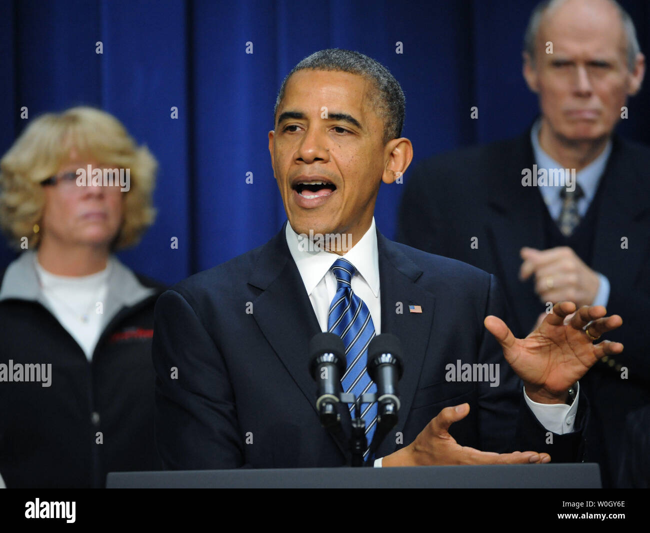 Präsident Barack Obama macht einen Punkt Steuersenkungen für die Mittelschicht zu während einer Veranstaltung an der Eisenhower Executive Office Building neben dem Weißen Haus am 28. November 2012 in Washington, DC. Er forderte die amerikanische Öffentlichkeit e-Mails an ihre Vertreter im Kongress zur Unterstützung der Mittelschicht Steuersenkungen zu senden. UPI/Pat Benic Stockfoto