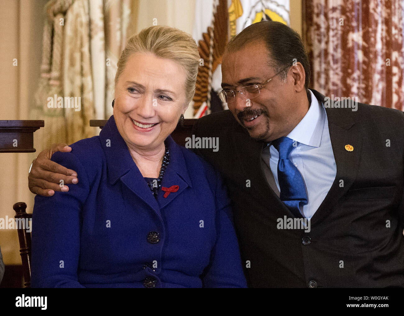 Außenministerin Hillary Clinton spricht mit Michel Sidibe, Executive Director von UNAIDS, bei einem Welt-AIDS-Tag die Zeremonie an das State Department in Washington am 29. November 2012. Clinton stellte einen neuen Fahrplan für ein AIDS-freie Generation. UPI/Kevin Dietsch Stockfoto