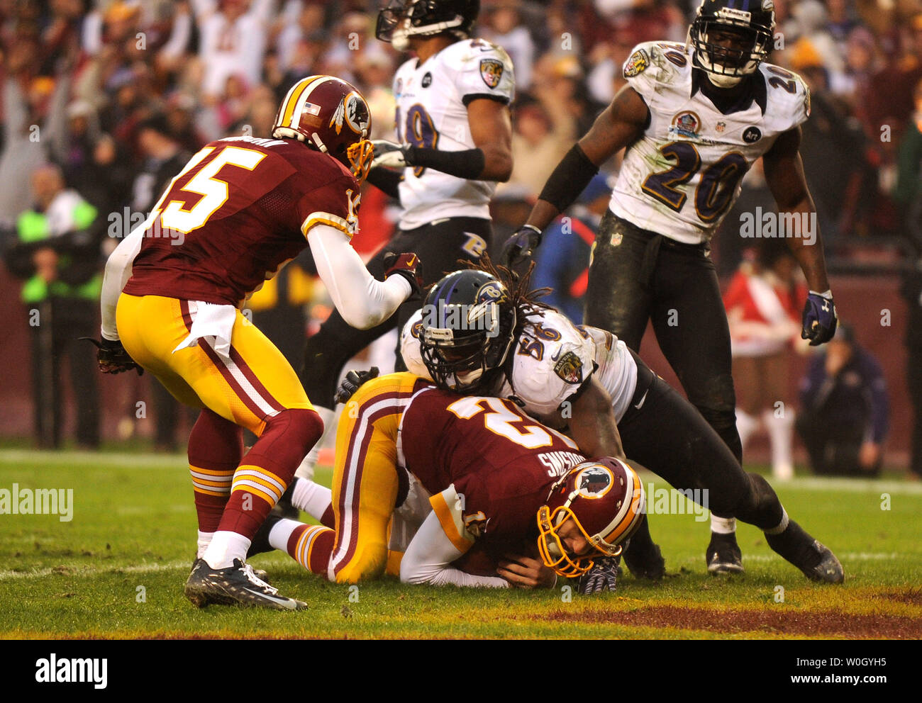 Washington Redskins quarterback Kirk Cousins Tauchgänge in die Endzone für einen zwei Punkt Konvertierung im vierten Viertel gegen die Baltimore Ravens bei FedEx Landover, Maryland am 9. Dezember 2012. Die Redskins besiegten die Ravens 31-28. UPI/Kevin Dietsch Stockfoto