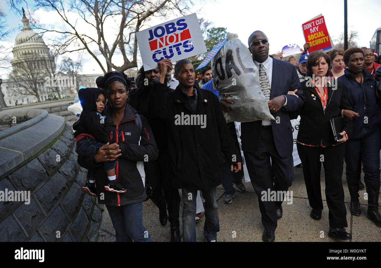 Menschen zur Teilnahme an einer Demonstration gegen die fiskalpolitische Klippe Showdown und die möglichen Kürzungen bei Medicare auf dem Capitol Hill in Washington, DC am 18. Dezember 2012. UPI/Kevin Dietsch Stockfoto