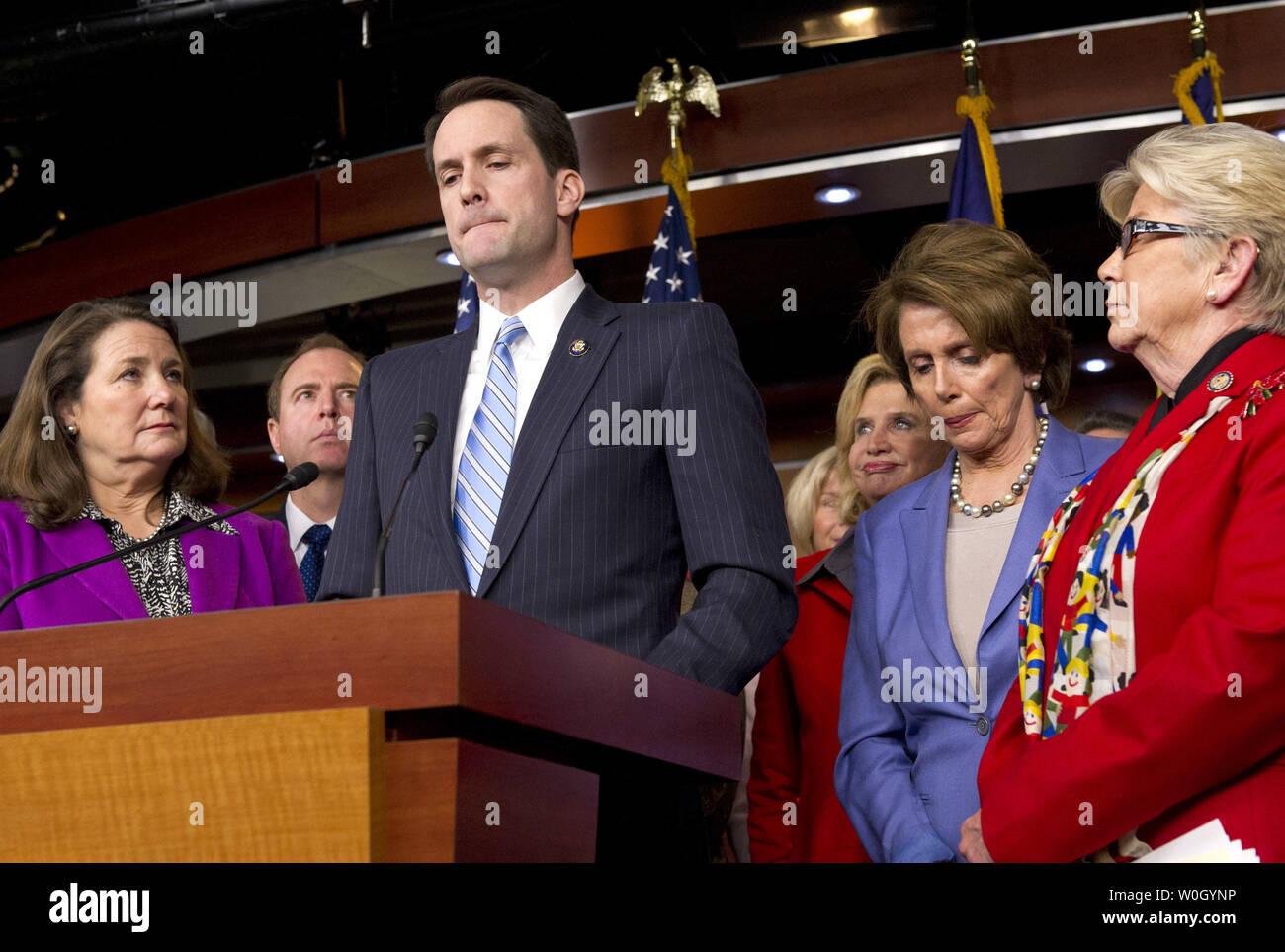 Rep. Jim Himes (D-CT) spricht über die Schule schießen in Newton, Connecticut während einer Pressekonferenz am neuen Rechtsvorschriften im Repräsentantenhaus eingebracht und grosse Band-kapazität Munition Zeitschriften, auf dem Capitol Hill in Washington, DC am 19. Dezember 2012. Die Rechnung würde Clips auf ein Maximum von 10 Kugeln begrenzen und ist eine Reaktion auf die jüngsten bis Haken in Massen schießen in den letzten Jahren. UPI/Kevin Dietsch Stockfoto