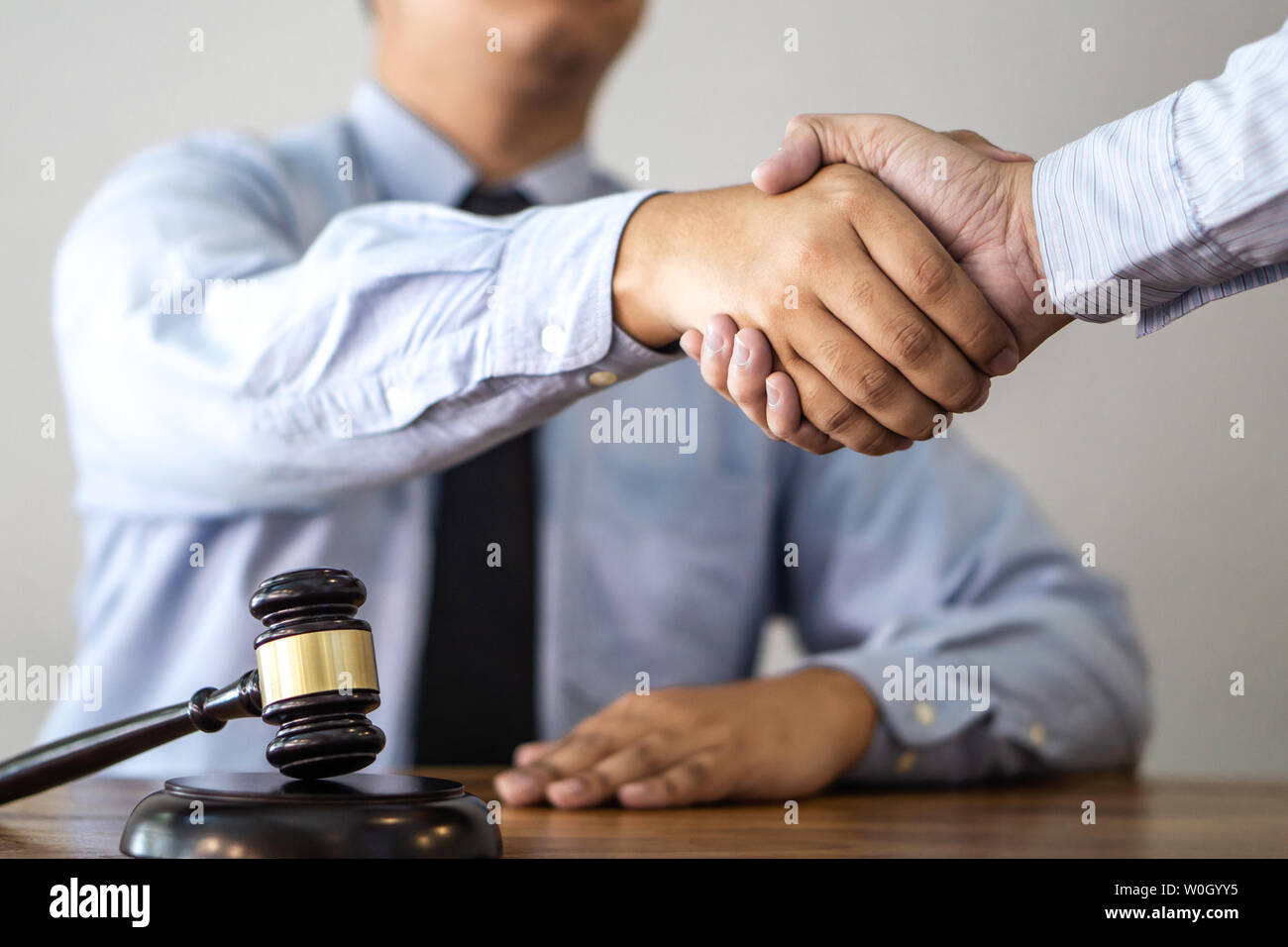 Handshake nach Konsultation zwischen einem männlichen Anwalt und Mandant, gibt Ratschläge und die Strafverfolgung über die im Zusammenhang mit Immobilien. Stockfoto