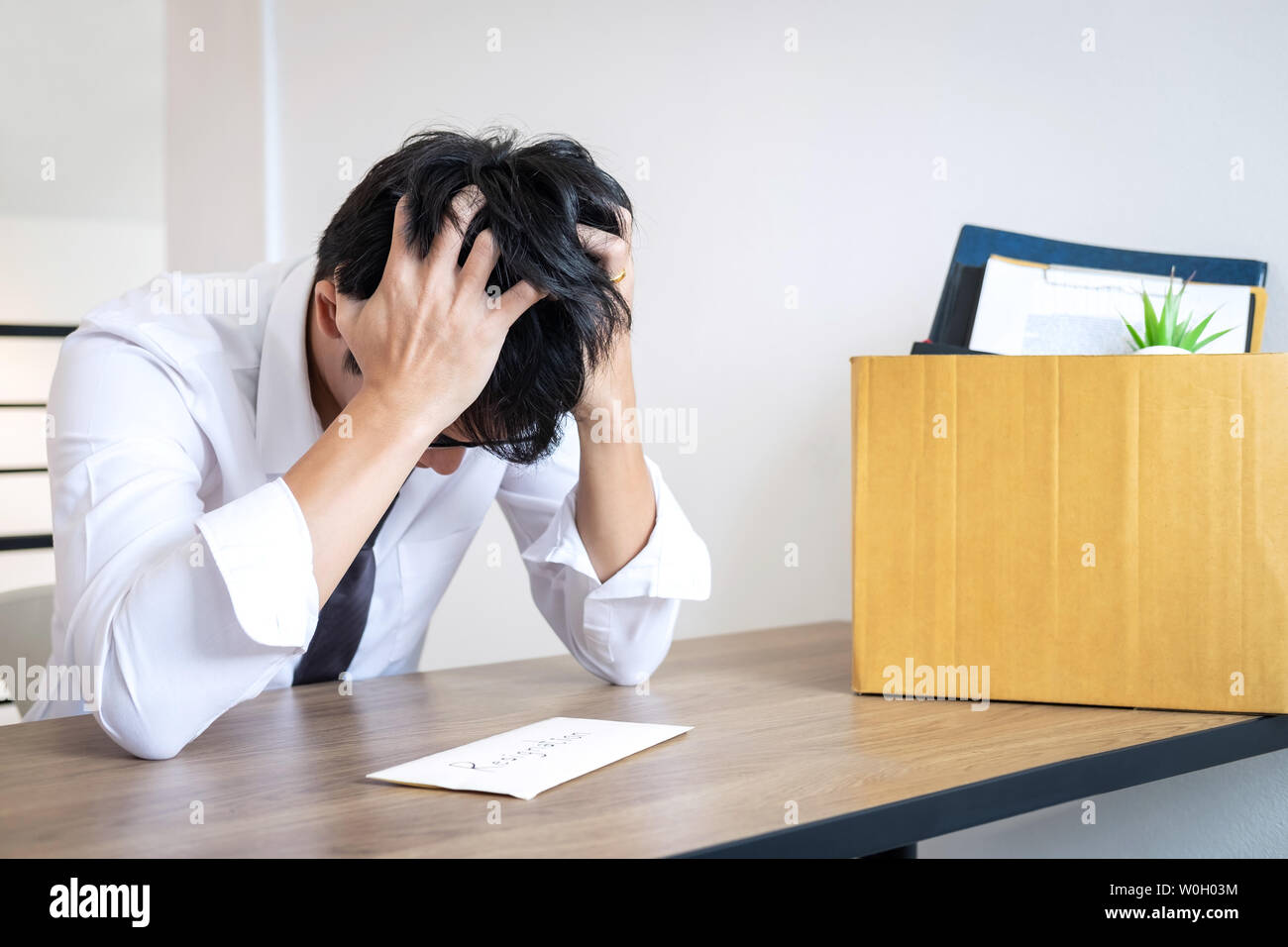 Betonte Geschäftsmann wird Resignation und packen Sachen unternehmen und Dateien in Braun Karton, Änderung und Rücktritt von der Arbeit anhand von quantitativen Simulatio Stockfoto