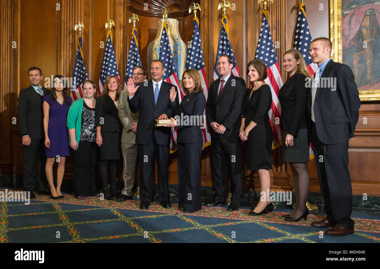 Haus Sprecher John Boehner (R-OH) Zentrum, schwört bei Rep. Michele Bachmann, Mitte rechts, mit ihrer Familie während einer Re-enactment Vereidigung Zeremonie anwesend, die nach der ersten Sitzung des 113. Kongress am 3. Januar 2013 in Washington, DC. UPI/Ken Cedeño Stockfoto