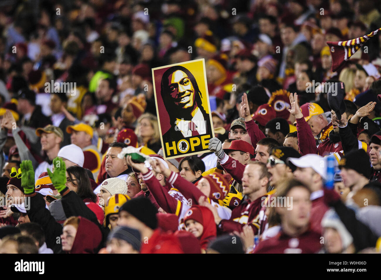 Robert Griffiin III Fans immer der Glaube im zweiten Quartal Aktion am FedEx Feld während der NFC Wild Card Runde in Landover, Maryland am 6. Januar 2013. Die Redskins führen die Seahawks 14-13 an Halbzeit UPI/Pete Marovich Stockfoto