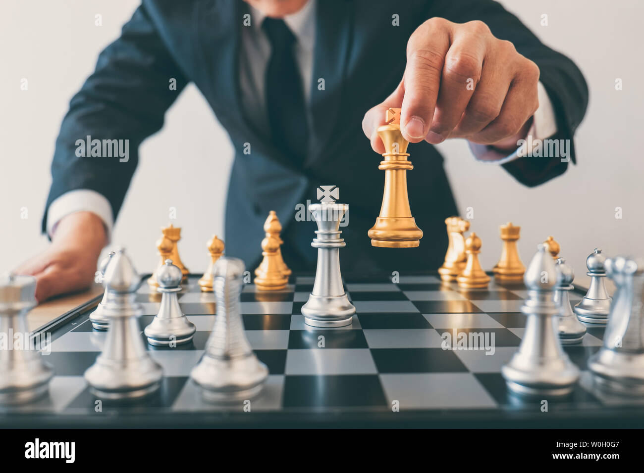 Geschäftsmann Führung Schach spielen und denken Strategie Plan, Crash die gegnerische Mannschaft und Entwicklung Sturz analysieren für erfolgreiche von Corp. Stockfoto