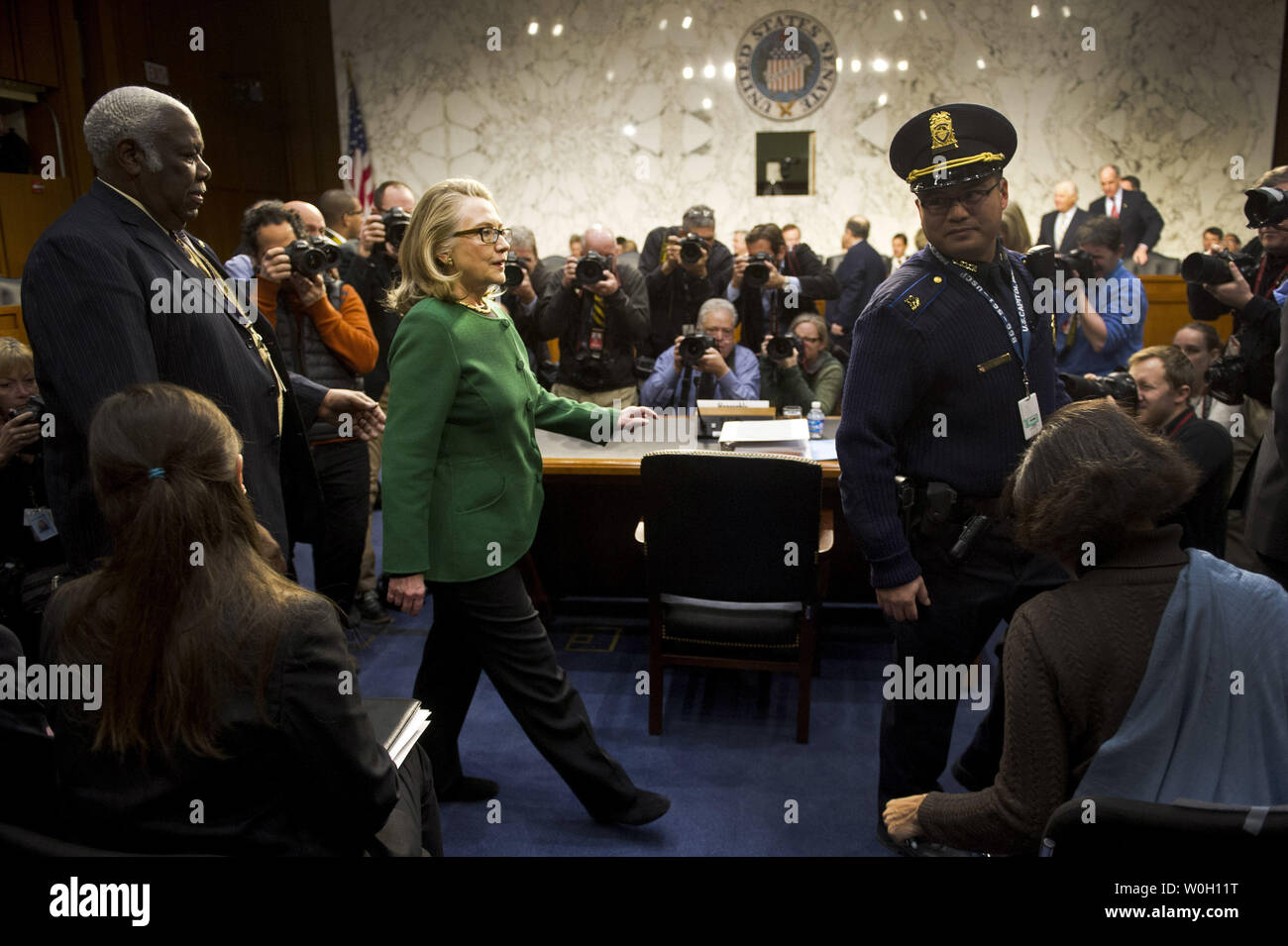 Außenministerin Hillary Clinton kommen zu einer Anhörung des Außenpolitischen Ausschusses des Senats auf den Angriff auf die US-Diplomaten in Benghazi, Libyen zu bezeugen, auf dem Capitol Hill in Washington, D.C. am 23. Januar 2013. UPI/Kevin Dietsch Stockfoto