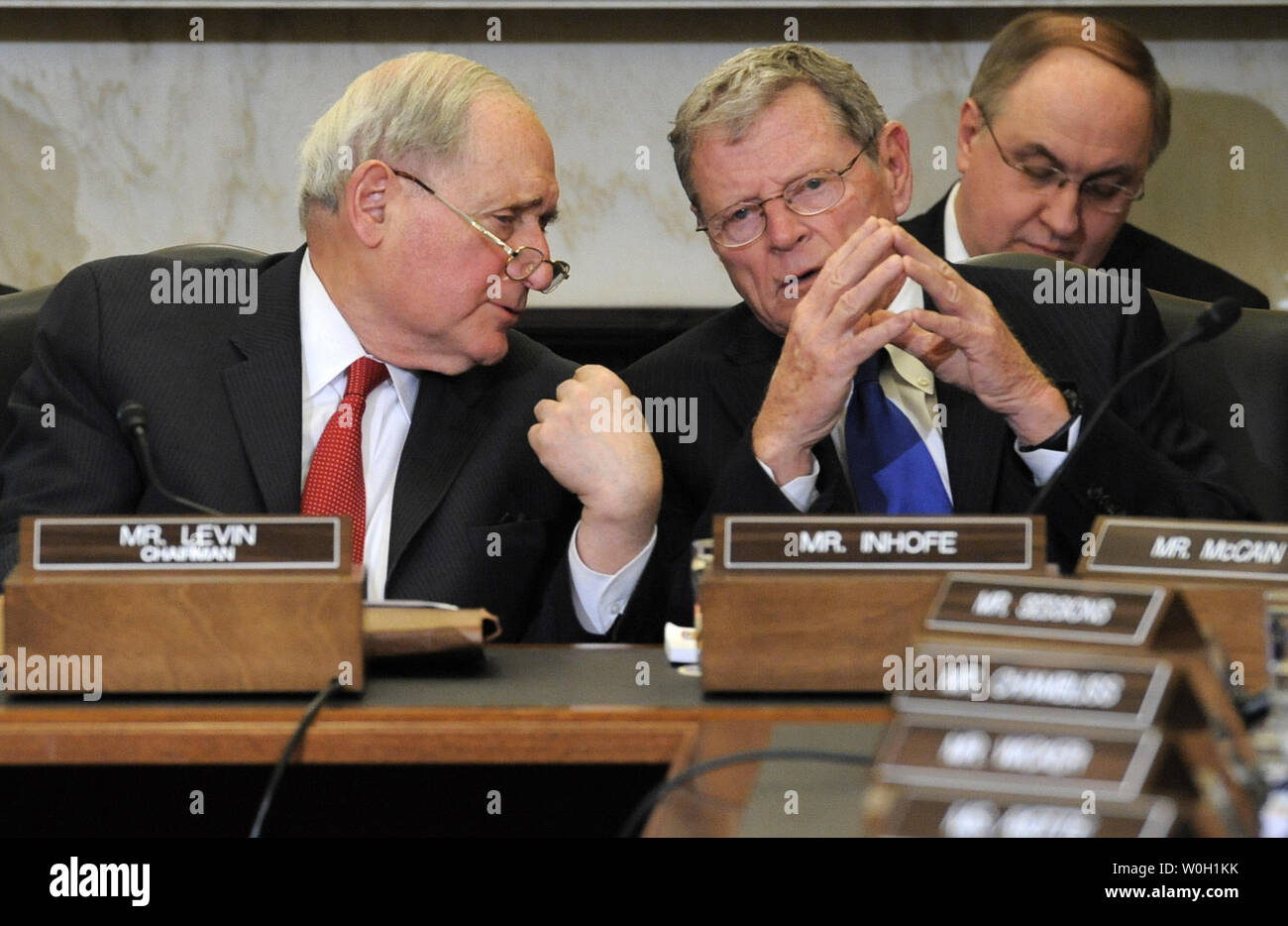 Senate Armed Services Committee Chairman Senator Carl Levin (D-MI), (L), verleiht mit Sen Jim Inhofe (R-OK), wie sie beim Senden der Nominierung des ehemaligen Senator Chuck Hagel (R-NE) als nächsten Verteidigungsminister auf den Boden des Senats, 12. Februar 2013, in Washington, DC zu stimmen. Republikaner auf dem Bedienfeld weiterhin zu verschiedenen Themen, darunter die nationale Sicherheit zu Objekt, dass Sie als Hagel ungeeignet für das Pentagon Job angezeigt. UPI/Mike Theiler Stockfoto