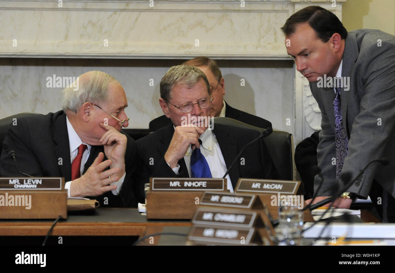 Senate Armed Services Committee Chairman Senator Carl Levin (D-MI), (L), verleiht mit Sen Jim Inhofe (R-OK) zusammen mit Sen Mike Lee (R-UT) als sie Treffen auf dem Senden die Nominierung des ehemaligen Senator Chuck Hagel (R-NE) als nächsten Verteidigungsminister auf den Boden des Senats, 12. Februar 2013, in Washington, DC zu stimmen. Republikaner auf dem Bedienfeld weiterhin zu verschiedenen Themen, darunter die nationale Sicherheit zu Objekt, dass Sie als Hagel ungeeignet für das Pentagon Job angezeigt. UPI/Mike Theiler Stockfoto