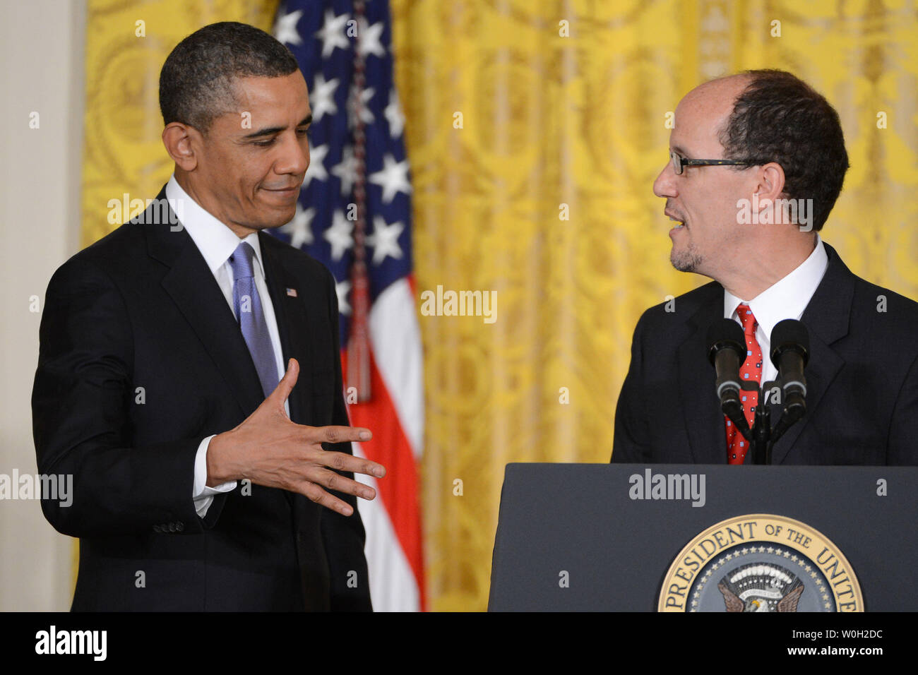 Präsident Barack Obama (L) schüttelt Hände mit Thomas Perez als eine von ihm benannte Person die neue Sekretärin werden von Arbeit auf einer Veranstaltung im Osten Zimmer des Weißen Hauses in Washington, DC am 18. März 2013. Perez ist die derzeitige US-assistant Attorney General Rubrik Bürgerrechte Abteilung des Justizministeriums, und wenn bestätigt wird die Stellung nehmen, die vor kurzem von Hilda Solis, der im Januar fand statt. UPI/Pat Benic Stockfoto