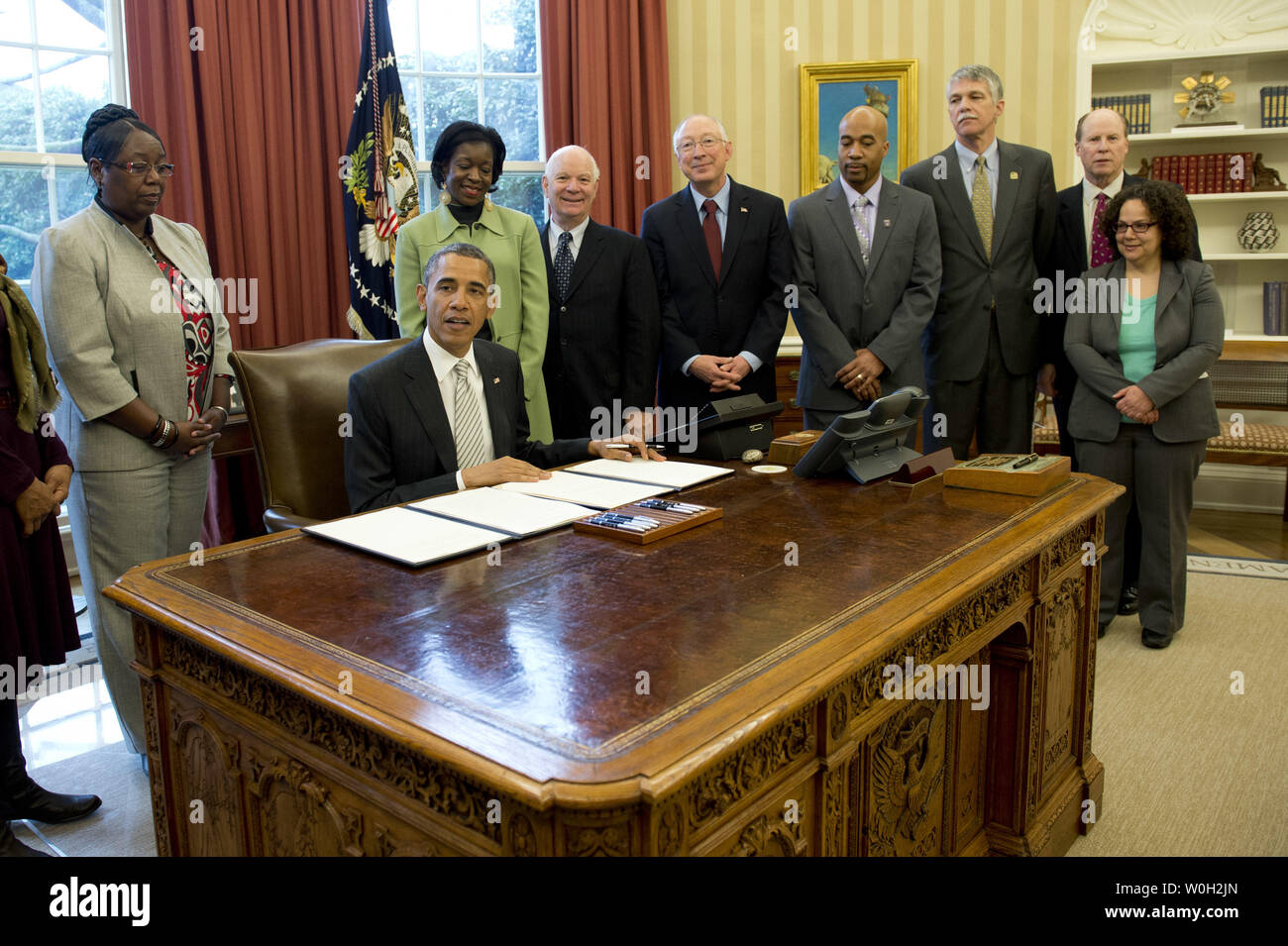 Präsident Barack Obama liefert Erläuterungen vor der Unterschrift eine Rechnung benennenden Charles Young Buffalo Soldaten, in Ohio, ein nationales Denkmal während einer Bill Unterzeichnung in das Oval Office im Weißen Haus am 25. März 2013 in Washington, D.C. Präsident Obama eine Reihe von Rechnungen Benennung von fünf neuen Nationalen Monumente, darunter unterzeichnet, Rio Grande del Norte, in New York, der erste Staat National Monument in Delaware, die Harriet Tubman Underground Railroad National Monument in Maryland, die Charles junge Büffel-soldaten Naitonal Denkmal in Ohio und die San Juan Inseln National Memorial in W Stockfoto