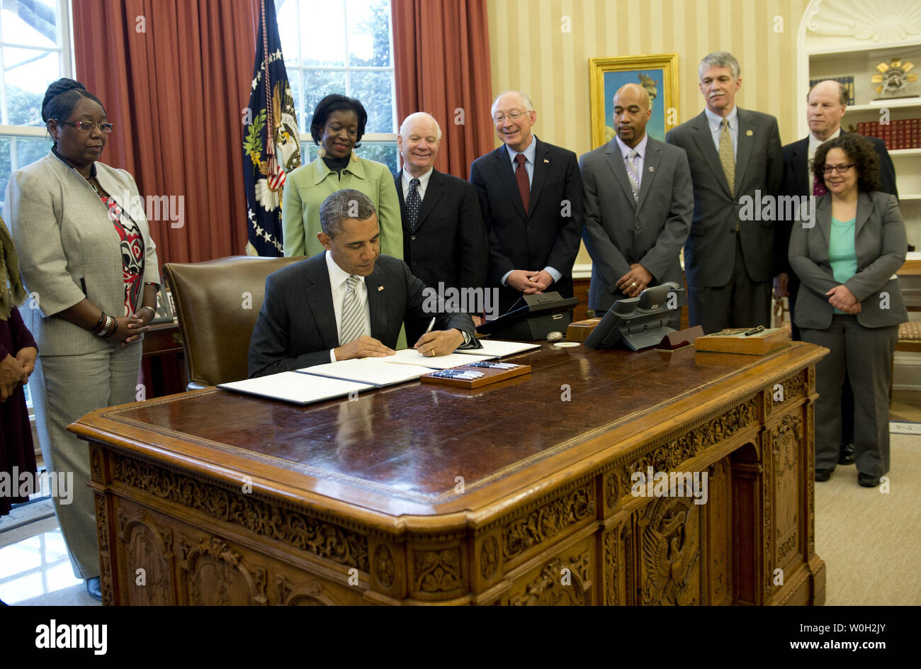 Präsident Barack Obama unterzeichnet eine Rechnung benennenden Charles Young Buffalo Soldaten, in Ohio, ein nationales Denkmal während einer Bill Unterzeichnung in das Oval Office im Weißen Haus am 25. März 2013 in Washington, D.C. Präsident Obama eine Reihe von Rechnungen Benennung von fünf neuen Nationalen Monumente, darunter unterzeichnet, Rio Grande del Norte, in New York, der erste Staat National Monument in Delaware, die Harriet Tubman Underground Railroad National Monument in Maryland, die Charles junge Büffel-soldaten Naitonal Denkmal in Ohio und die San Juan Inseln National Memorial in Washington. UPI/Kevin Dietsch Stockfoto