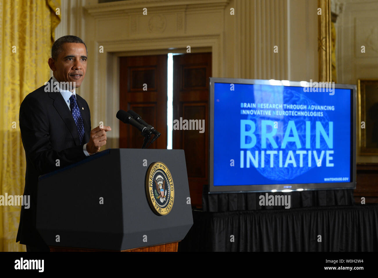 Präsident Barack Obama kündigt die Schaffung des Gehirns (das Gehirn Forschung durch die Förderung innovativer Neurotechnologies) Initiative, am 2. April 2013 im Weißen Haus in Washington, D.C. Die Initiative ist eine neue Forschung planen Sie neue Wege finden, zu behandeln, zu heilen und zu verhindern, dass Erkrankungen des Gehirns wie Alzheimer und Epilepsie. UPI/Kevin Dietsch Stockfoto