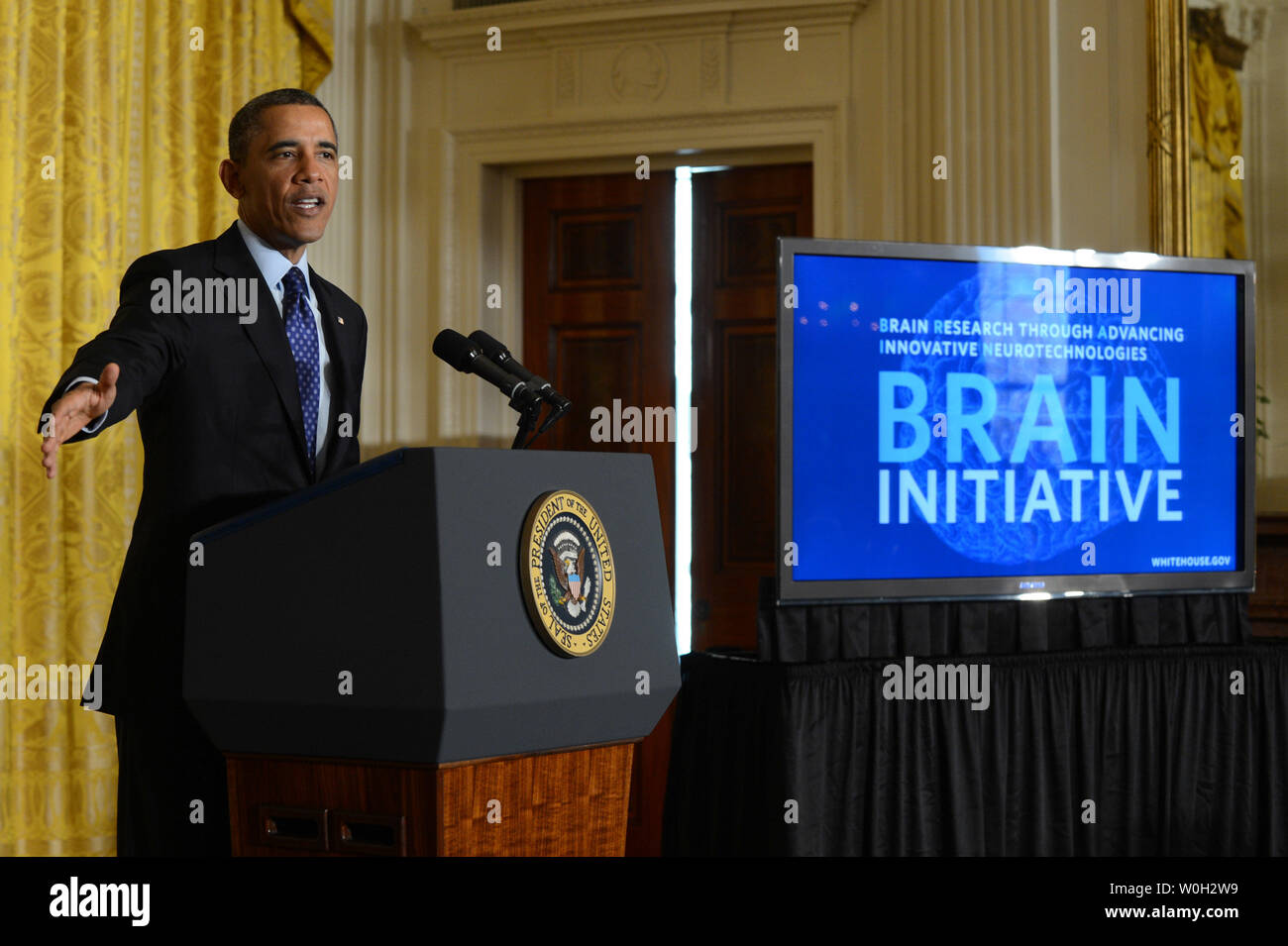 Präsident Barack Obama kündigt die Schaffung des Gehirns (das Gehirn Forschung durch die Förderung innovativer Neurotechnologies) Initiative, am 2. April 2013 im Weißen Haus in Washington, D.C. Die Initiative ist eine neue Forschung planen Sie neue Wege finden, zu behandeln, zu heilen und zu verhindern, dass Erkrankungen des Gehirns wie Alzheimer und Epilepsie. UPI/Kevin Dietsch Stockfoto
