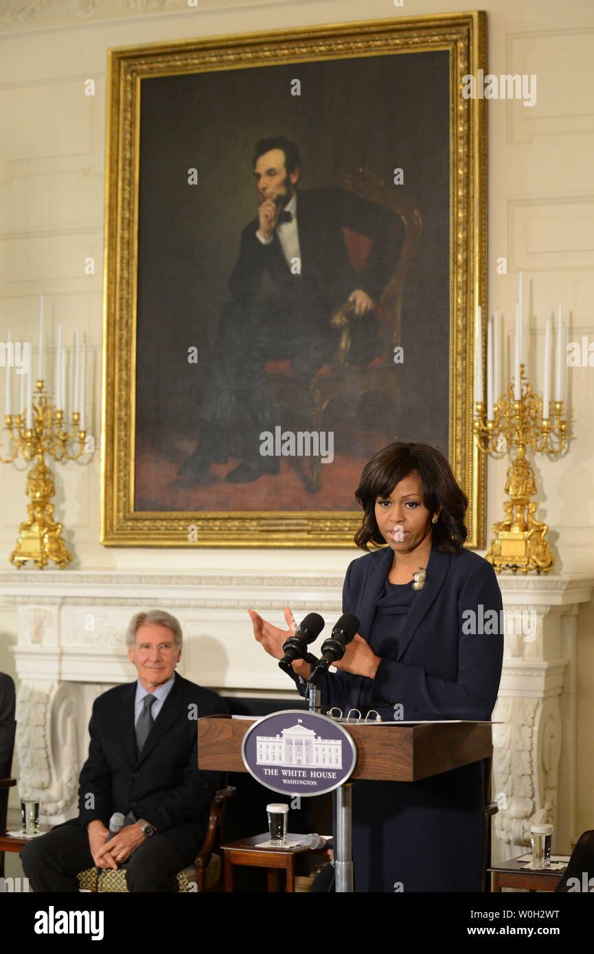 First Lady Michelle Obama begrüßt Schüler und Studenten aus dem ganzen Land für einen Workshop mit den Schauspielern und der Crew des Films Ò 42, Ó im Esszimmer im Weißen Haus am 2. April 2013 in Washington, D.C., Mitglieder der Besetzung von '42' in eine Diskussion über den Film teilgenommen, Jackie Robinson und die inspirierenden Themen aus seinem Leben, die die Schüler zu ihren eigenen anwenden können. Schauspieler Harrison Ford Uhren auf. UPI/Kevin Dietsch Stockfoto