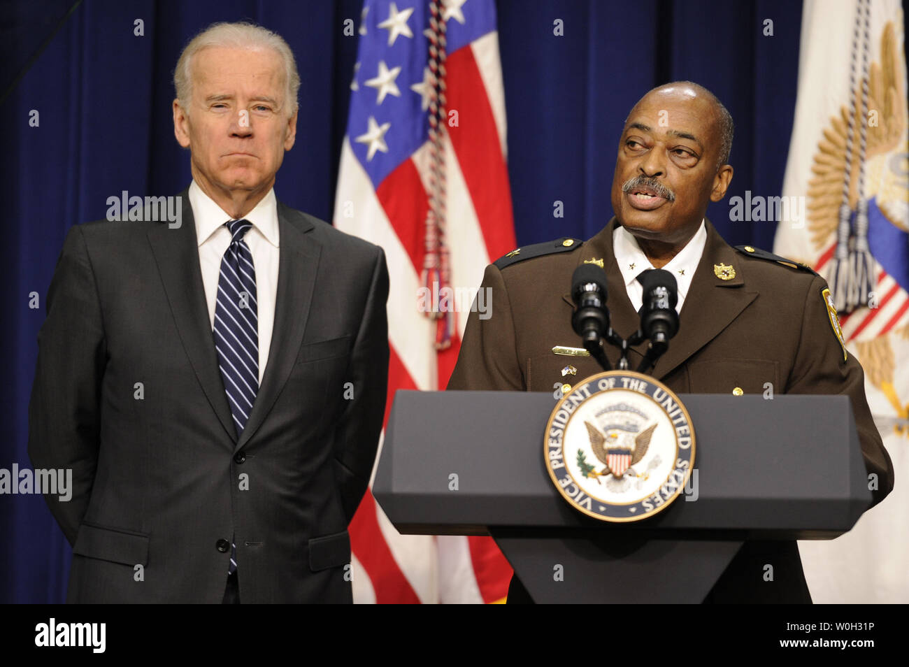 Prince George's County (Maryland) Sheriff Mevin C. Hoch (R) macht die Erläuterungen sind wie Vizepräsident Joe Biden hört, wie Sie eine Veranstaltung Kongress zu drängen stärker Gewehr - Kontrollmaßnahmen zu besuchen, während einer Veranstaltung mit Strafverfolger, April 9, 2013, in Washington, DC. Der Kongress wird voraussichtlich diese Woche auf waffensicherung Rechtsvorschriften zu diskutieren. UPI/Mike Theiler Stockfoto