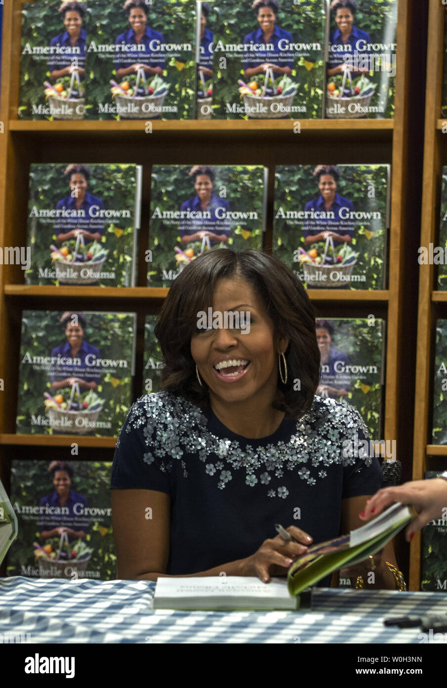 First Lady Michelle Obama spricht mit Kunden wie Sie schildern Ihre Gartenarbeit Buch 'American gewachsen" an der Politik und Prosa Buchhandlung in Washington, DC am 7. Mai 2013. Ihr Buch erzählt die Geschichte des Weißen Hauses Garten ist Michelle's erstes Buch. Alle Erlöse aus dem Verkauf von Büchern wird in den Nationalpark Stiftung gehen. UPI/Pat Benic Stockfoto