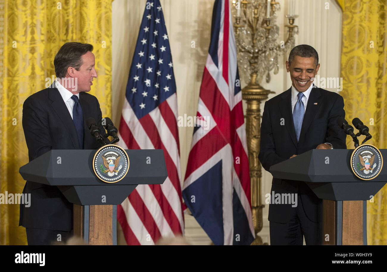 Der britische Premierminister David Cameron (L) macht US-Präsident Barack Obama Lachen, als er eine Bemerkung macht, dass er immer noch nicht verstehen, aber Basketball ist das Lernen über American Baseball während der Eröffnungsrede auf einer gemeinsamen Pressekonferenz im East Room des Weißen Hauses in Washington, DC am 13. Mai 2013. Die beiden Welt die Staats- und Regierungschefs erörterten die Lage in Syrien und andere Welt und inländischen Ausgaben. UPI/Pat Benic Stockfoto