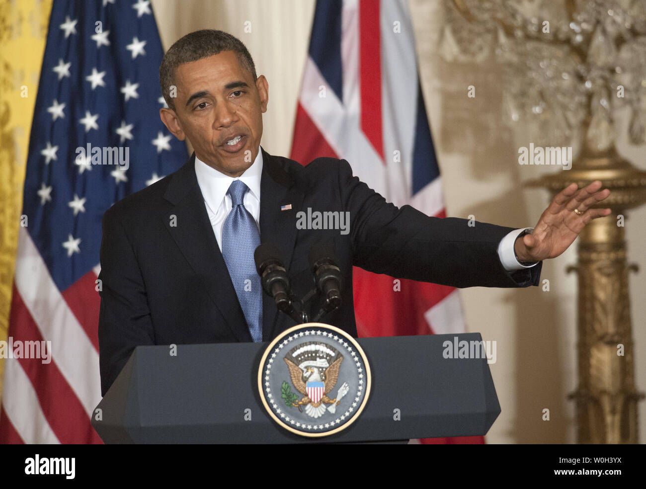 Mit amerikanischen und britischen Flaggen im Hintergrund, US-Präsident Barack Obama macht einen Kommentar wie der britische Premierminister David Cameron (nicht abgebildet) hört auf einer gemeinsamen Pressekonferenz im East Room des Weißen Hauses in Washington, DC am 13. Mai 2013. Die beiden Welt die Staats- und Regierungschefs erörterten die Lage in Syrien und andere Welt und inländischen Ausgaben. UPI/Pat Benic Stockfoto