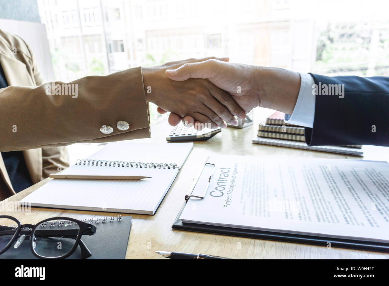 Beenden einer Sitzung, Handshake von zwei glückliche Geschäftsleute nach dem Vertrag ein Partner zu werden, kooperativer Teamarbeit. Stockfoto