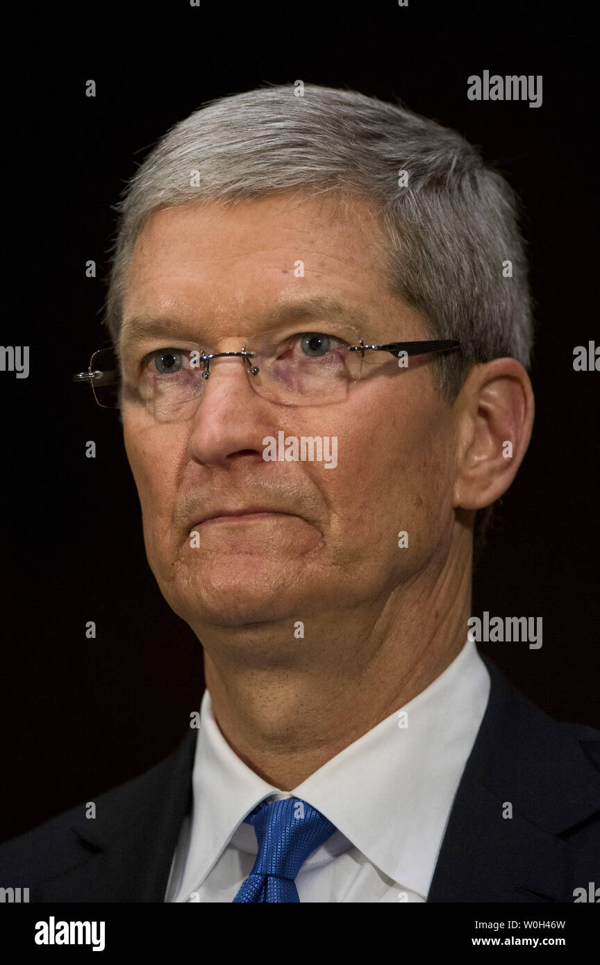 Timothy Cook, CEO von Apple Inc., die Zeugen bei einem Senat, innere Sicherheit und staatliche Angelegenheiten Unterausschuss Untersuchungen Anhörung über Offshore Profit schalten und die US-Steuercode, auf dem Capitol Hill am 21. Mai 2013 in Washington, D.C. UPI/Kevin Dietsch Stockfoto