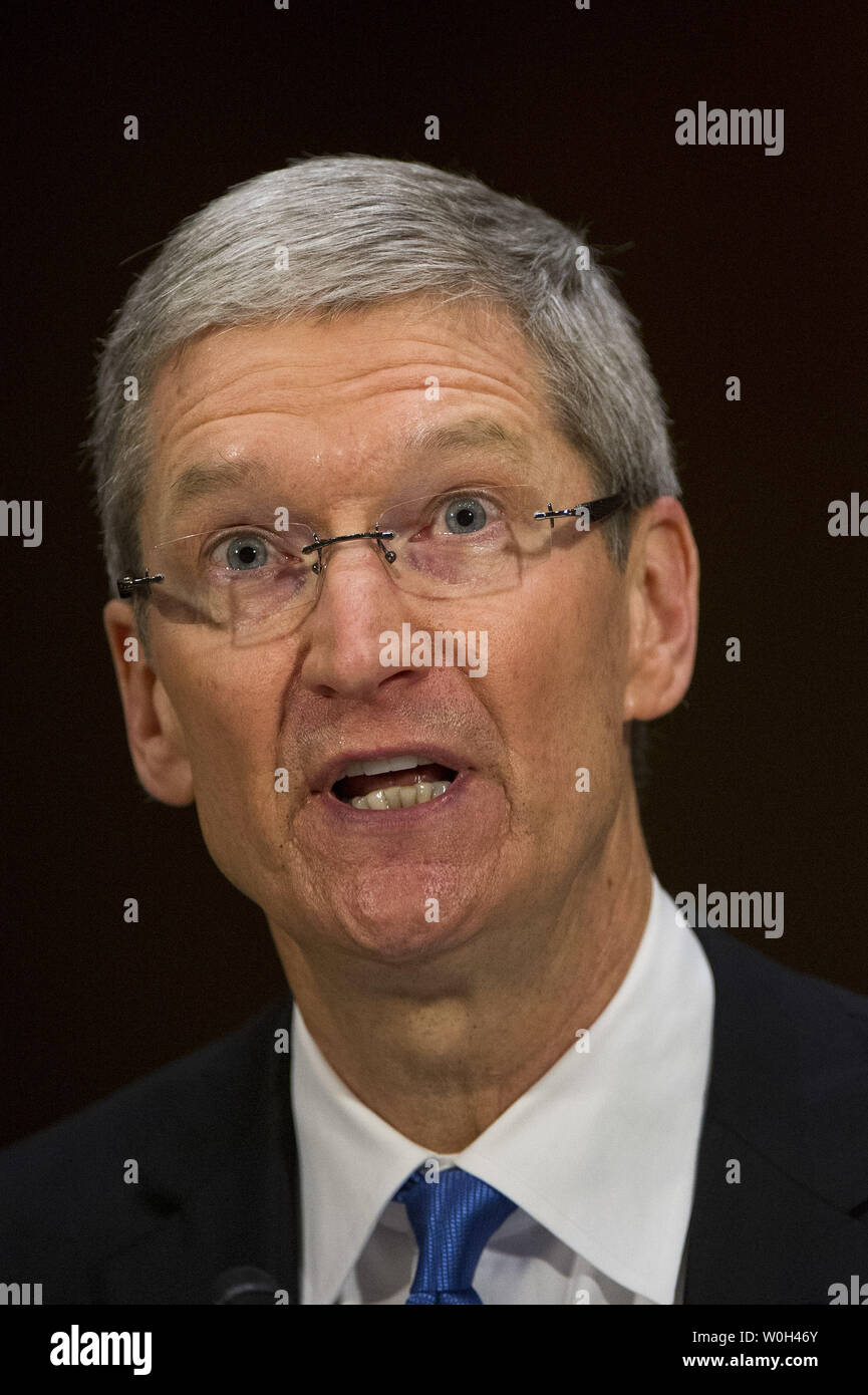 Timothy Cook, CEO von Apple Inc., die Zeugen bei einem Senat, innere Sicherheit und staatliche Angelegenheiten Unterausschuss Untersuchungen Anhörung über Offshore Profit schalten und die US-Steuercode, auf dem Capitol Hill am 21. Mai 2013 in Washington, D.C. UPI/Kevin Dietsch Stockfoto