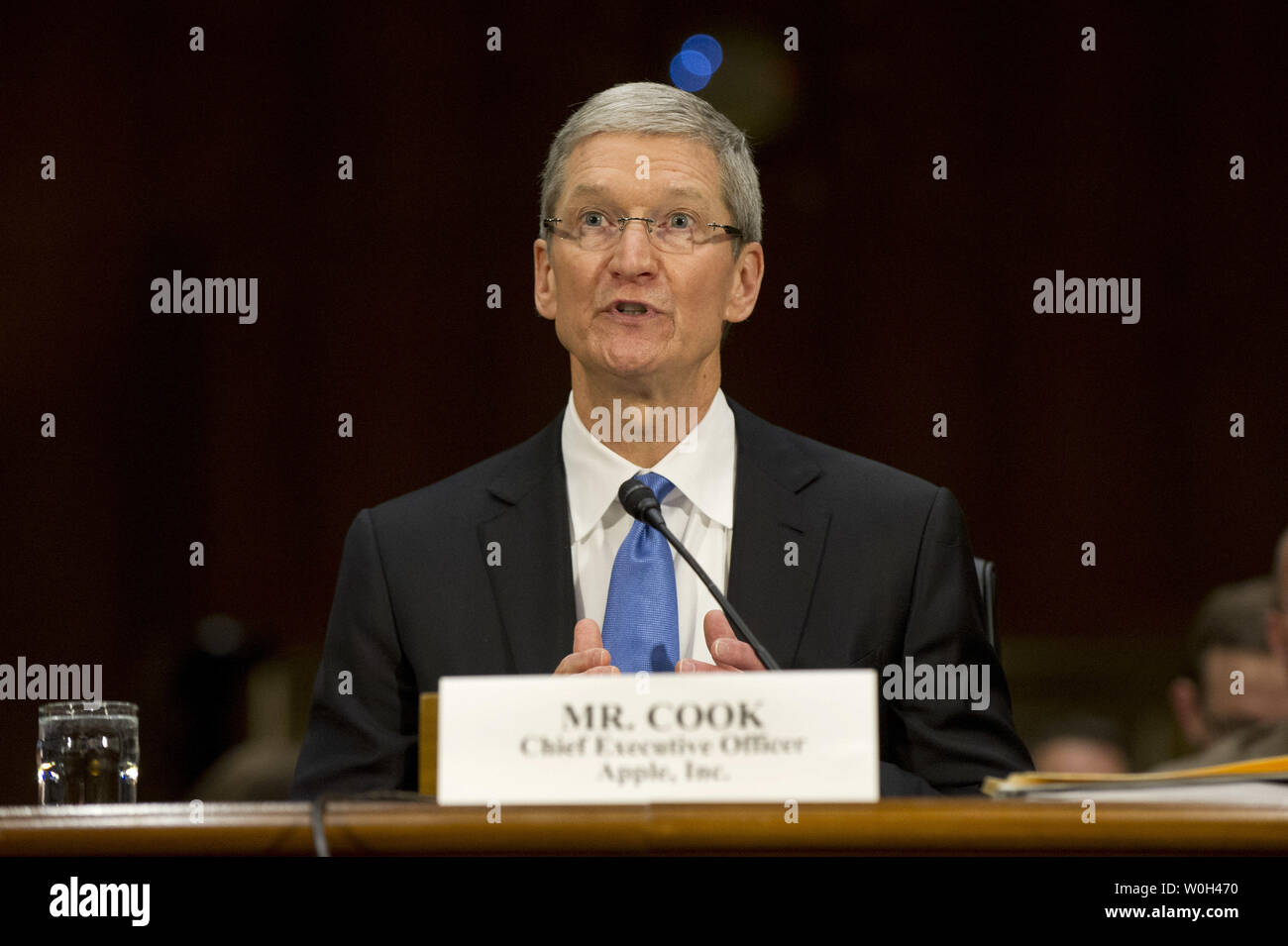 Timothy Cook, CEO von Apple Inc., die Zeugen bei einem Senat, innere Sicherheit und staatliche Angelegenheiten Unterausschuss Untersuchungen Anhörung über Offshore Profit schalten und die US-Steuercode, auf dem Capitol Hill am 21. Mai 2013 in Washington, D.C. UPI/Kevin Dietsch Stockfoto