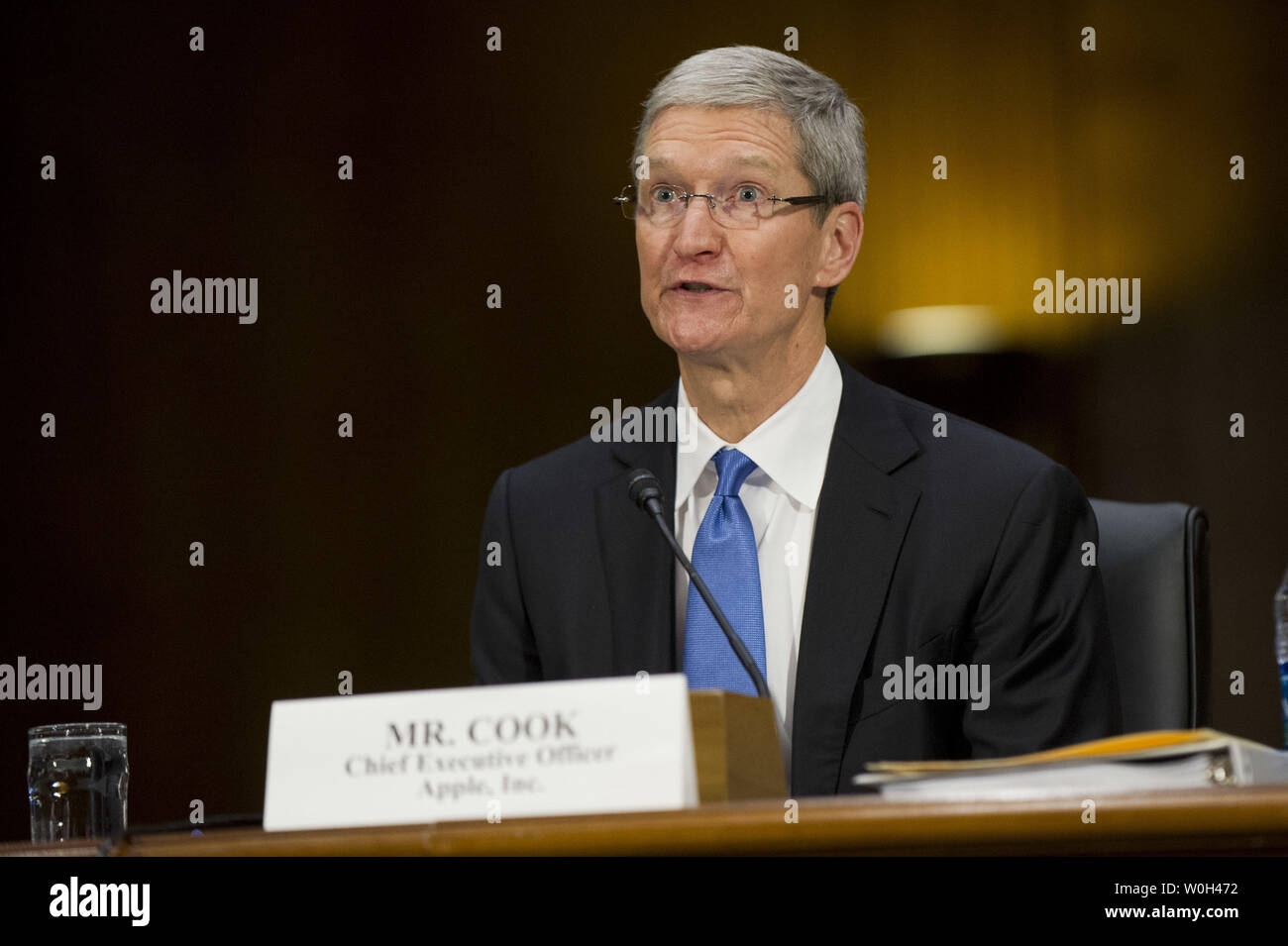 Timothy Cook, CEO von Apple Inc., die Zeugen bei einem Senat, innere Sicherheit und staatliche Angelegenheiten Unterausschuss Untersuchungen Anhörung über Offshore Profit schalten und die US-Steuercode, auf dem Capitol Hill am 21. Mai 2013 in Washington, D.C. UPI/Kevin Dietsch Stockfoto