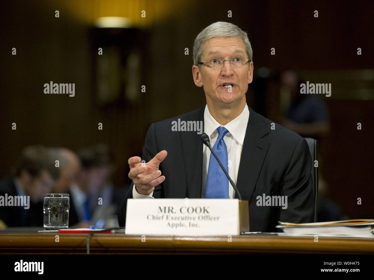 Timothy Cook, CEO von Apple Inc., die Zeugen bei einem Senat, innere Sicherheit und staatliche Angelegenheiten Unterausschuss Untersuchungen Anhörung über Offshore Profit schalten und die US-Steuercode, auf dem Capitol Hill am 21. Mai 2013 in Washington, D.C. UPI/Kevin Dietsch Stockfoto
