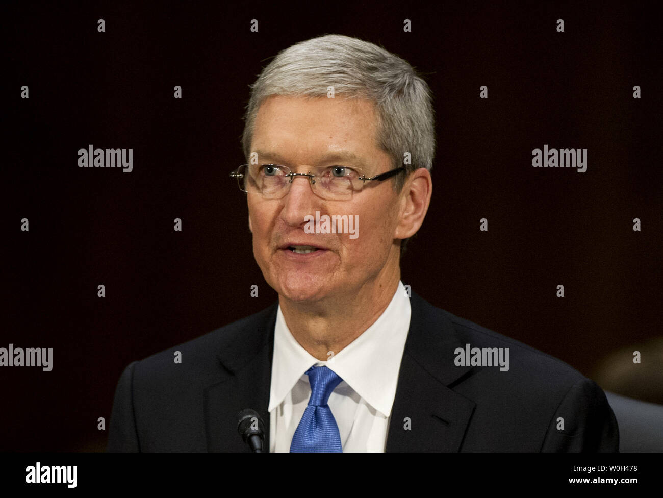 Timothy Cook, CEO von Apple Inc., die Zeugen bei einem Senat, innere Sicherheit und staatliche Angelegenheiten Unterausschuss Untersuchungen Anhörung über Offshore Profit schalten und die US-Steuercode, auf dem Capitol Hill am 21. Mai 2013 in Washington, D.C. UPI/Kevin Dietsch Stockfoto