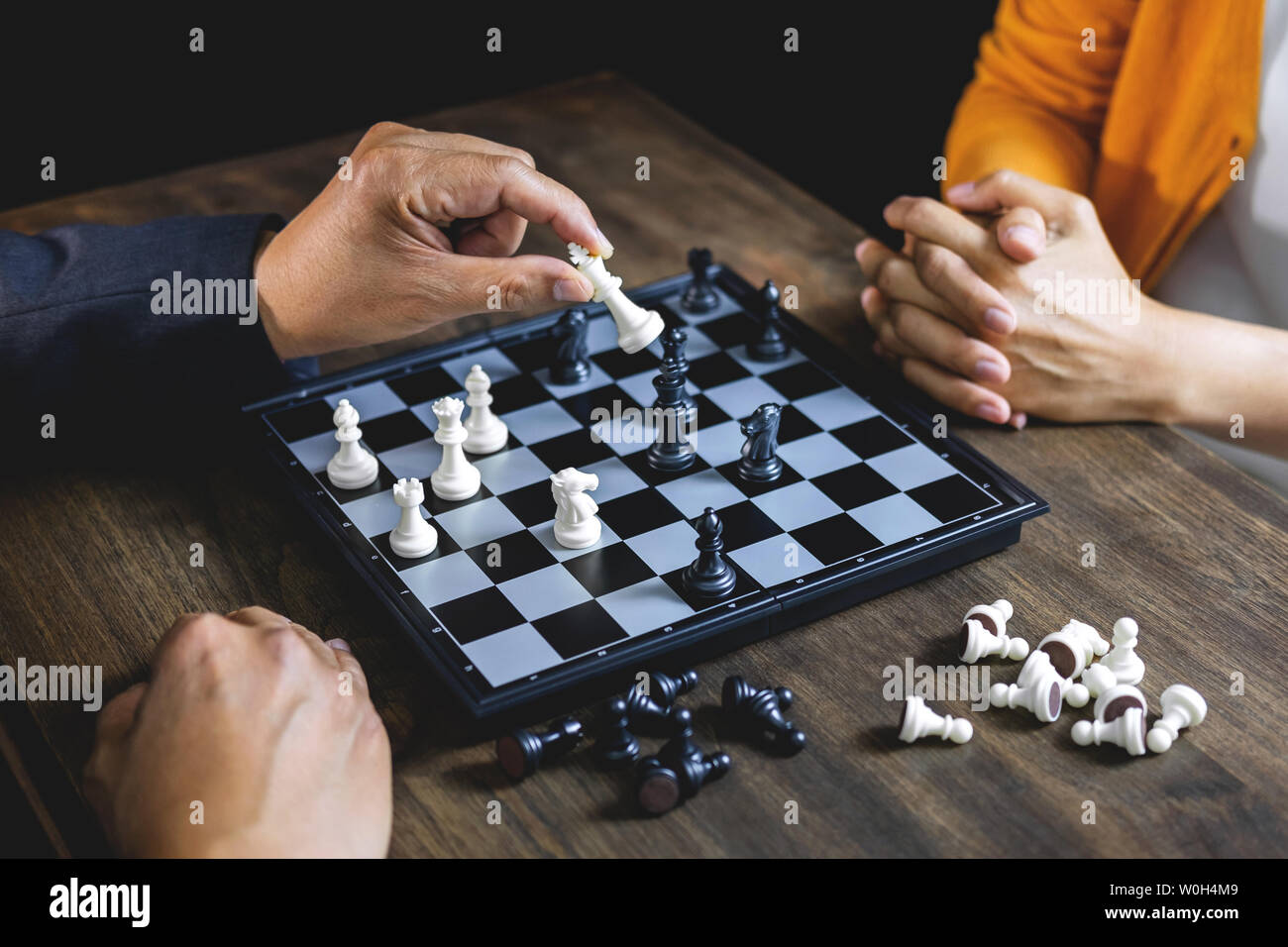 Kaufmann und Kauffrau Schach spielen und denken über Strategie Crash die gegnerische Mannschaft und Entwicklung Analyse Sturz für Win und Erfolg Stockfoto