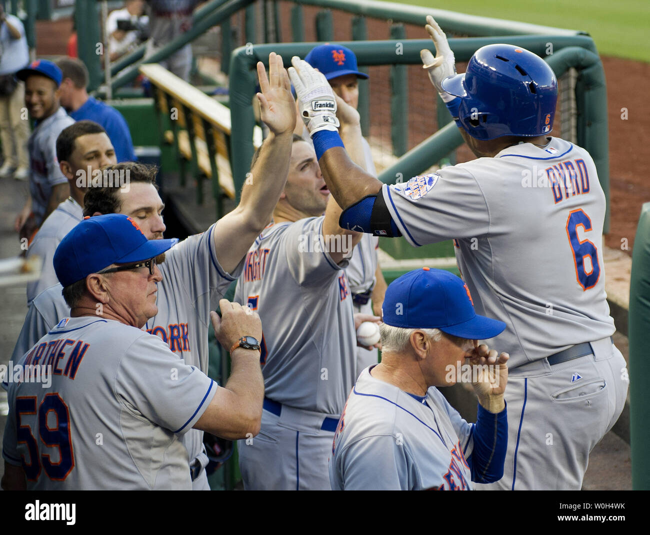 New York Mets Marlon Byrd gratuliert durch Mannschaftskameraden, nachdem er einen zwei-run homerun gegen die Washington Nationals im zweiten Inning an den Angehörigen Park, 5. Juni 2013 in Washington, D.C. UPI/Kevin Dietsch Stockfoto