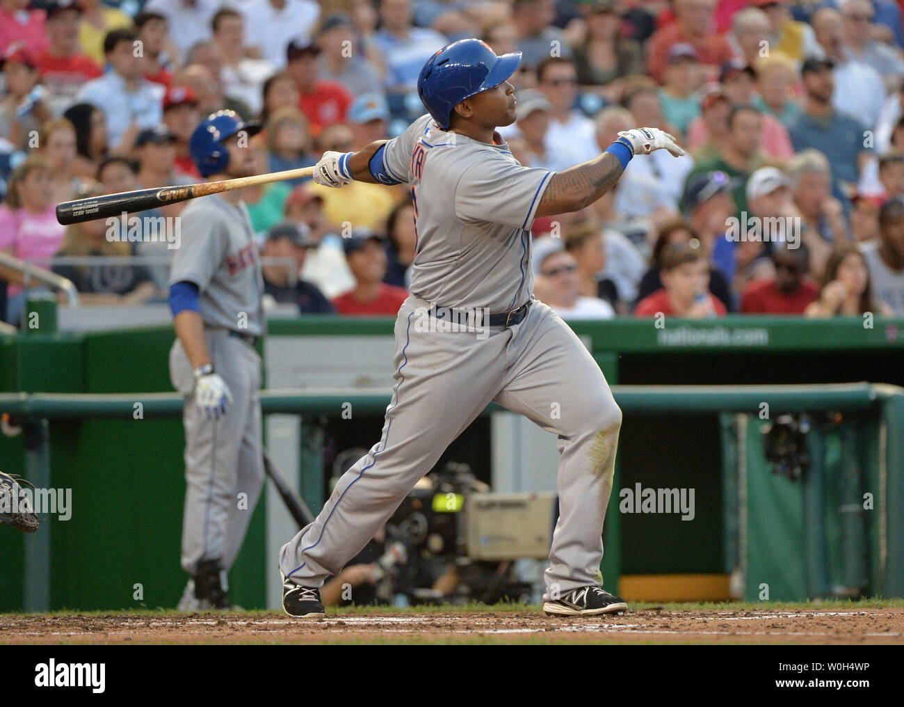 New York Mets Marlon Byrd hits seinen zweiten homerun des Spiels im dritten Inning gegen die Washington Nationals, an den Angehörigen Park am 5. Juni 2013 in Washington, D.C., UPI/Kevin Dietsch Stockfoto