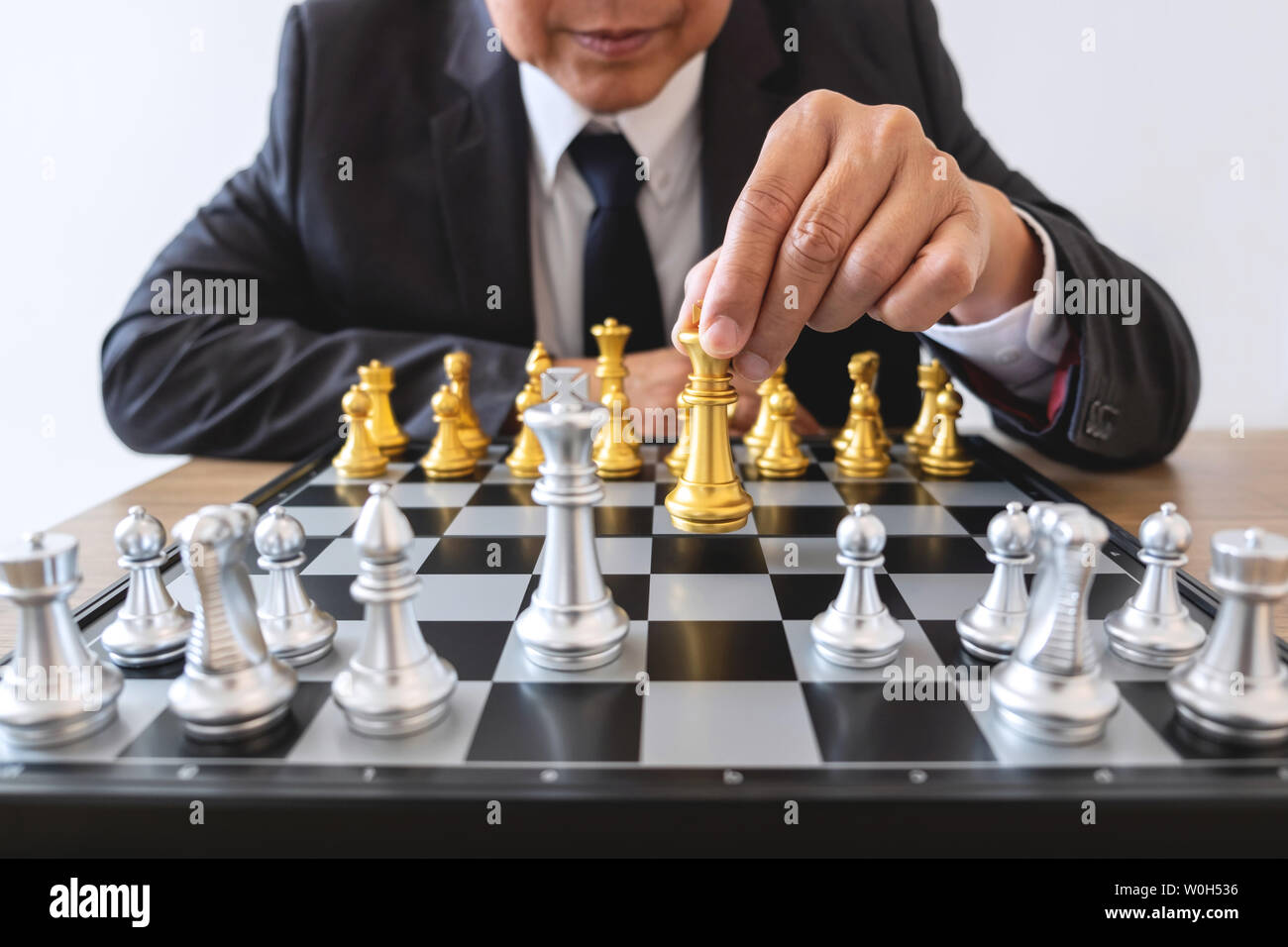 Geschäftsmann Führung Schach spielen und denken Strategie Plan, Crash die gegnerische Mannschaft und Entwicklung Sturz analysieren für erfolgreiche von Corp. Stockfoto