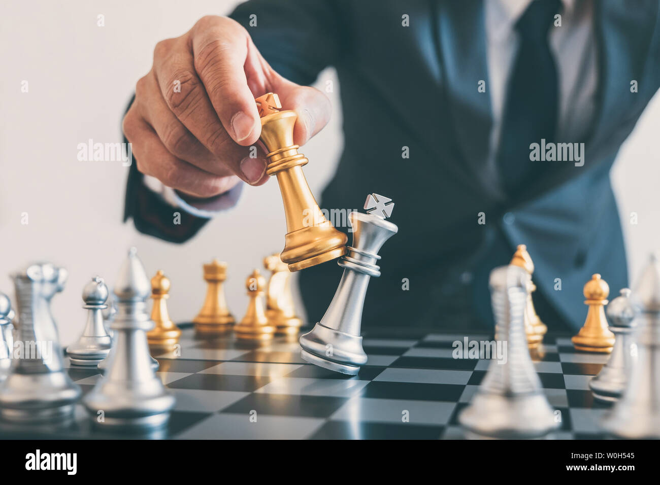 Geschäftsmann Führung Schach spielen und denken Strategie Plan, Crash die gegnerische Mannschaft und Entwicklung Sturz analysieren für erfolgreiche von Corp. Stockfoto