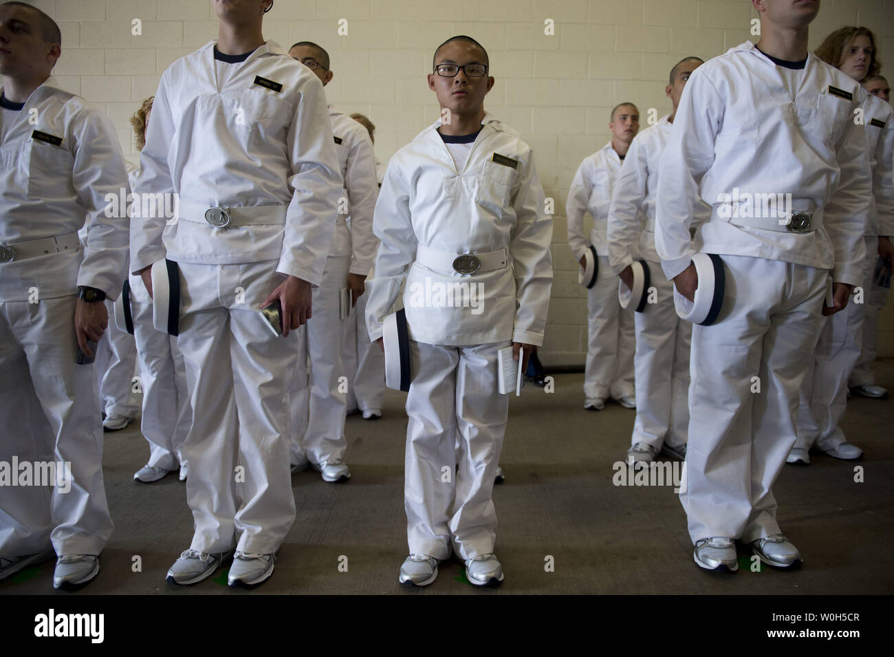 Plebes stand auf Aufmerksamkeit während der Induktion Tag an der US Naval Academy am 27. Juni in Annapolis, Maryland, 2013. Die Klasse von 2017 an der Marineakademie kamen ihre Sommer Ausbildung, die die Grundlage der Akademie die vier Laien-Jahr-professionellen Lehrplan zu beginnen. UPI/Kevin Dietsch Stockfoto