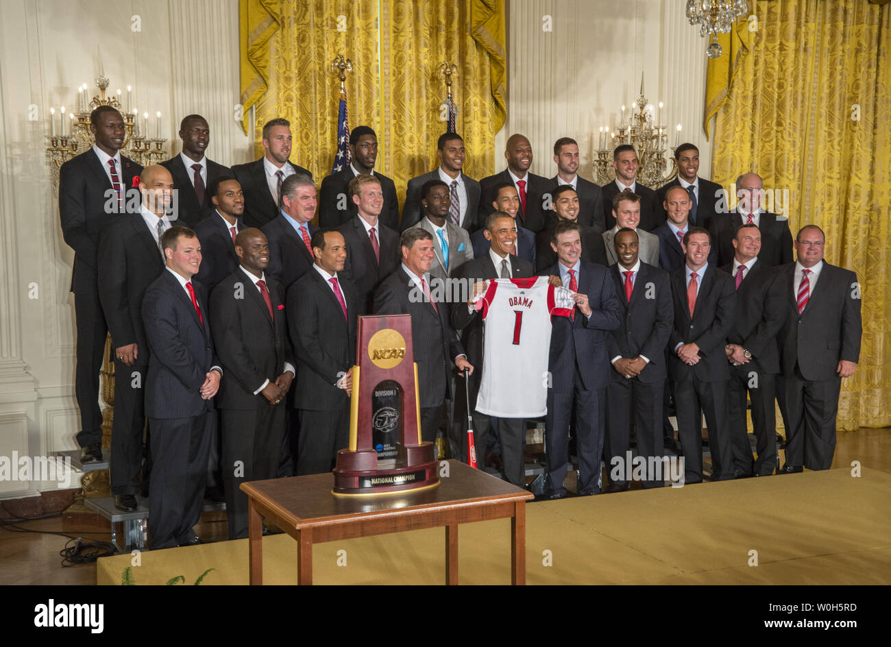 Us-Präsident Barack Obama wirft mit Trainer Rick Pitino und die 2013 NCAA Mens Basketball Champions, die Louisville Kardinäle im East Room des Weißen Hauses in Washington DC am 23. Juli 2013. UPI/Ken Cedeño. Stockfoto