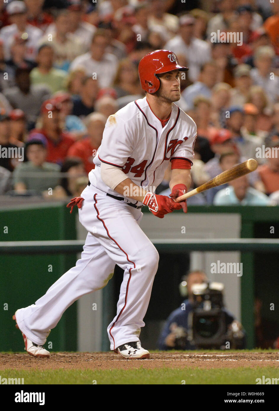 Washington Nationals Bryce Harper Uhren sein Treffer gegen die San Francisco Giants an den Angehörigen Park am 14. August 2013 in Washington, D.C. Die Angehörigen die Riesen besiegte 6-5. UPI/Kevin Dietsch Stockfoto