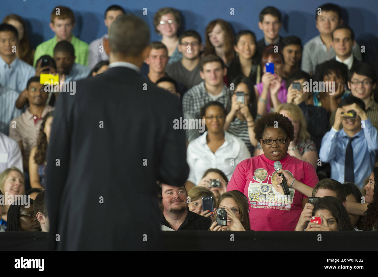 Ein Student fragt eine Frage an Präsident Barack Obama während ein Town Hall Meeting auf Hochschule Erschwinglichkeit plan an der Binghamton University, in Binghamton, New York am 23 August, 2013. Der Präsident wird auf einer 2-tägigen Busreise durch New York und Pennsylvania, seinen Plan, dass staatliche Beihilfen zur Hochschule Kosten binden würde. UPI/Kevin Dietsch Stockfoto