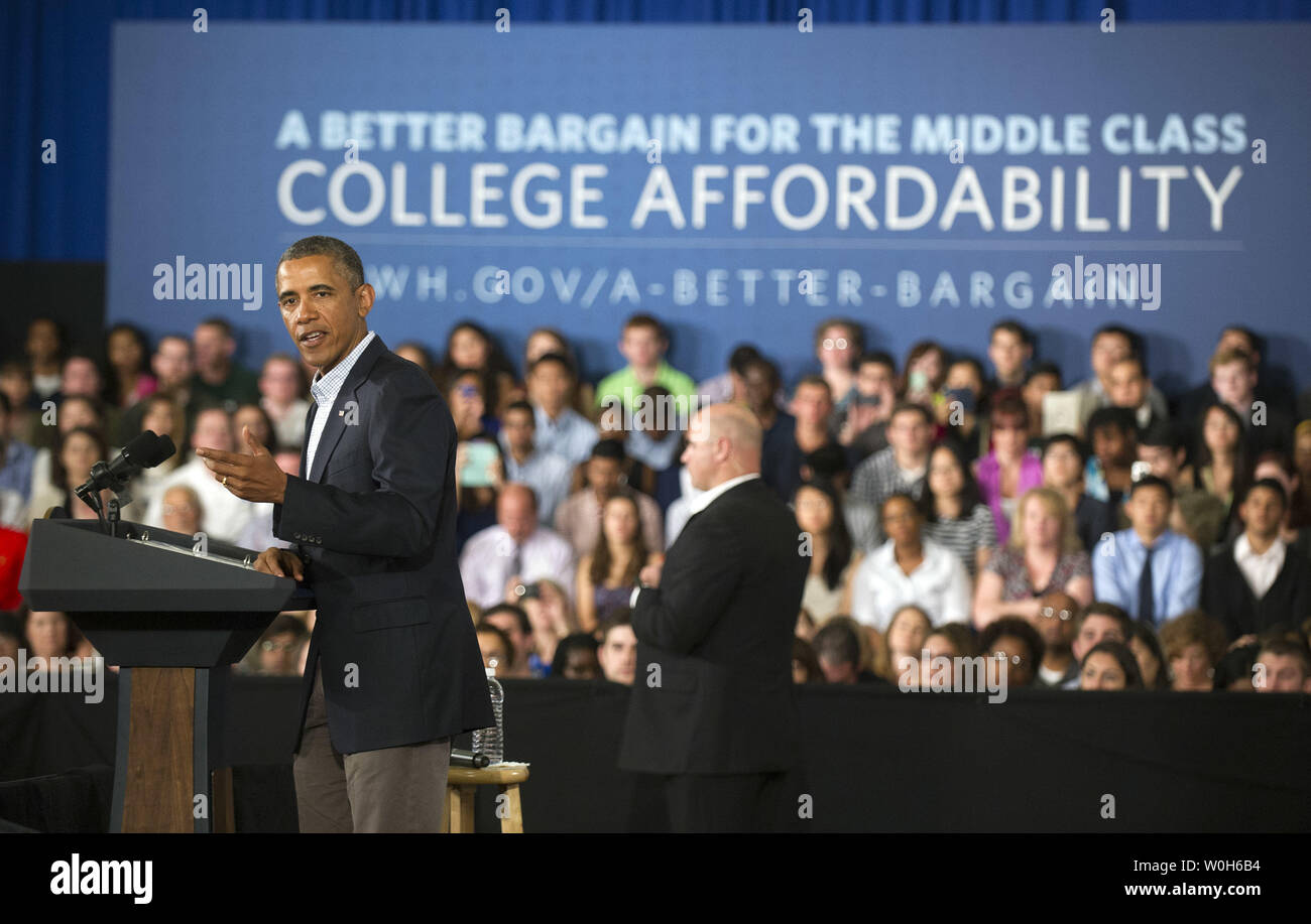 Präsident Barack Obama hält ein Town Hall Meeting seiner Hochschule Erschwinglichkeit plan an der Binghamton Universität zu diskutieren, in Binghamton, New York am 23 August, 2013. Der Präsident wird auf einer 2-tägigen Busreise durch New York und Pennsylvania, seinen Plan, dass staatliche Beihilfen zur Hochschule Kosten binden würde. UPI/Kevin Dietsch Stockfoto