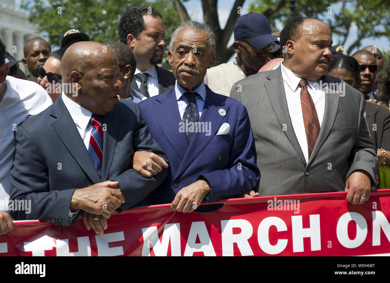 Civil Rights leader, von links nach rechts, von John Lewis (R-GA), Reverend Al Sharpton und Martin Luther King III Teilnahme an einem Marsch zum Gedenken an den 50. Jahrestag der Marsch auf Washington und Dr. Martin Luther King Jr.'s "Ich habe einen Traum' Rede, in der Nähe des Lincoln Memorial in Washington, D.C. am 24. August 2013. Zehntausende von zivilen Rechten Unterstützer versammelten sich auf der National Mall das 50-jährige Jubiläum zu feiern. UPI/Kevin Dietsch Stockfoto